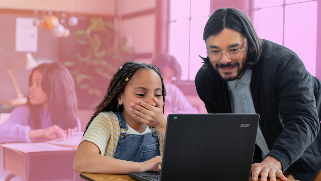 Foto estilizada de una maestra ayudando a una joven estudiante mientras usa su computadora