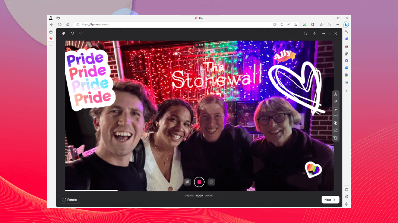 Captura de pantalla de la cámara Flip con cuatro personas en el visor y pegatinas de Pride superpuestas