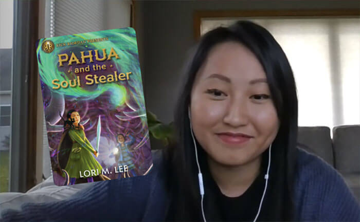 Foto de la autora Lori M. Lee con imagen de su libro superpuesto, Pahua and the Soul Stealer